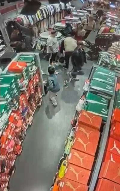 Mağazada unutulan telefonu &ccedil;alan &ccedil;ocuk kamerada
