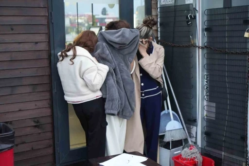 Mağazadan 40 par&ccedil;a giysi &ccedil;alan 3 kız kovalamaca sonucu yakalandı
