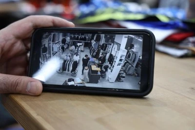 Mağazaya eski kıyafetle girdi yeni kıyafetlerle ka&ccedil;tı