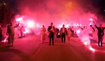 Mahalleyi festival alanına &ccedil;evirerek kız istemeye gitti