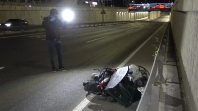 Makas atan s&uuml;r&uuml;c&uuml; moto kuryeyi hayattan kopardı