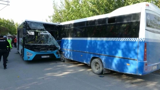 Malatya&rsquo;da belediye otob&uuml;s&uuml; ile &ouml;ğrenci servisi &ccedil;arpıştı: 25 yaralı
