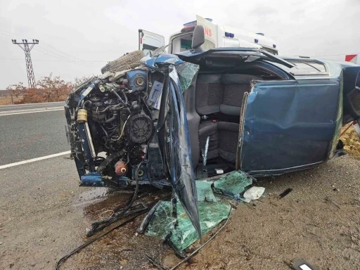 Malatya&rsquo;da devrilen ara&ccedil; kağıt gibi dağıldı
