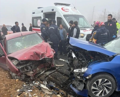 Malatya&rsquo;da iki otomobil &ccedil;arpıştı: 5 yaralı