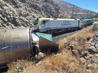 Malatya'da iki y&uuml;k treni &ccedil;arpıştı