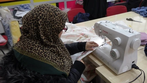 Malatya&rsquo;da kadınlar hem &uuml;retiyor hem sosyalleşiyor
