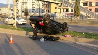 Malatya&rsquo;da kontrolden &ccedil;ıkan otomobil ref&uuml;je &ccedil;arptı: 1 yaralı
