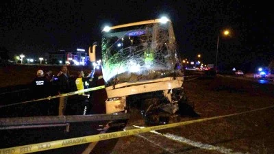 Malatya&rsquo;da otob&uuml;s ile hafif ticari ara&ccedil; &ccedil;arpıştı: 2 &ouml;l&uuml;, 3 yaralı