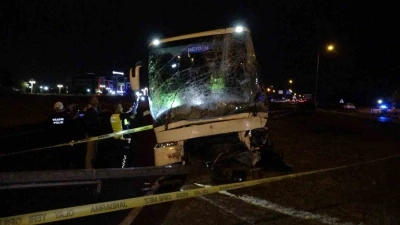 Malatya&rsquo;da otob&uuml;s ile hafif ticari ara&ccedil; &ccedil;arpıştı: 2 &ouml;l&uuml;, 3 yaralı