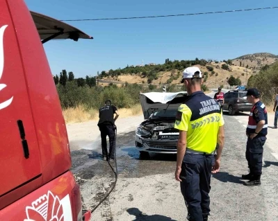 Malatya&rsquo;da otomobil ile &ccedil;apa motoru &ccedil;arpıştı: 3 yaralı