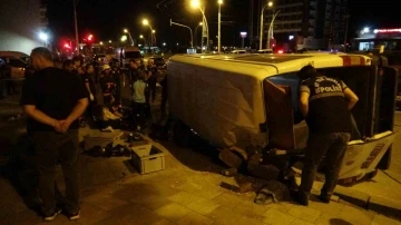 Malatya&rsquo;da otomobil ile &ccedil;arpışan iş&ccedil;i servisi devrildi: 1 &ouml;l&uuml;, 13 yaralı
