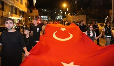  Malazgirt Zaferi&rsquo;nin 954. yıld&ouml;n&uuml;m&uuml;nde dev T&uuml;rk bayraklı fener alayı