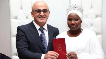 Malili gelin ile T&uuml;rk damat Rize'de d&uuml;zenlenen t&ouml;renle d&uuml;nyaevine girdi