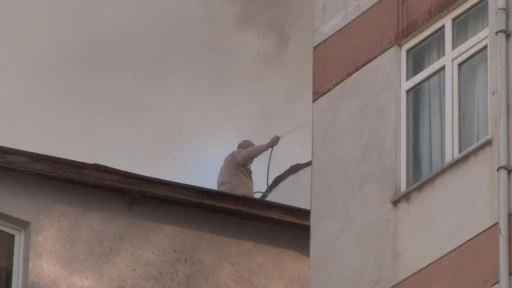 Maltepe&rsquo;de alevler metrelerce y&uuml;kseldi, vatandaşlar hortumla m&uuml;dahale etti
