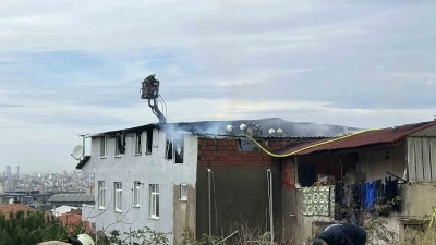 Maltepe&rsquo;de binanın &ccedil;atısı alev alev yandı