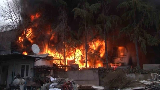 Maltepe&rsquo;de depo yangını: Alevler t&uuml;m binayı sardı
