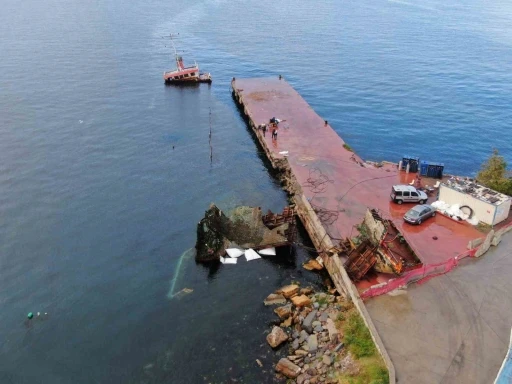 Maltepe&rsquo;de karaya oturan Ayiş Gemisi&rsquo;nin par&ccedil;alanma s&uuml;reci başladı
