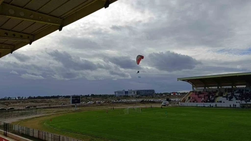 Manavgat Stadı&rsquo;nda paramotor g&ouml;sterisi
