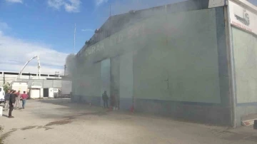 Manavgat&rsquo;t iş yeri yangını korkuttu
