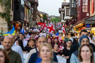 Manavgat&rsquo;ta dans ve m&uuml;zik festivaline g&ouml;rkemli a&ccedil;ılış
