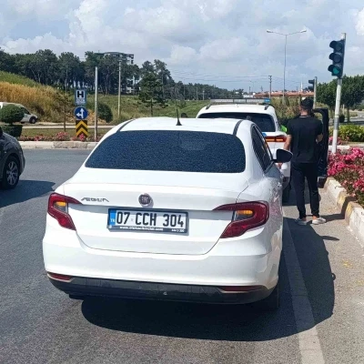 Manavgat&rsquo;ta geri manevra yapan otomobil, motosiklete &ccedil;arptı: 1 yaralı
