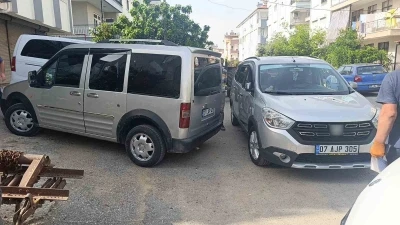 Manavgat&rsquo;ta hafif ticari ara&ccedil; ile otomobil &ccedil;arpıştı: 1 yaralı
