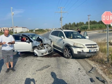 Manavgat&rsquo;ta iki otomobil &ccedil;arpıştı: 1 yaralı
