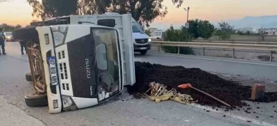 Manavgat&rsquo;ta lastiği patlayan kamyonet devrildi: 3 yaralı
