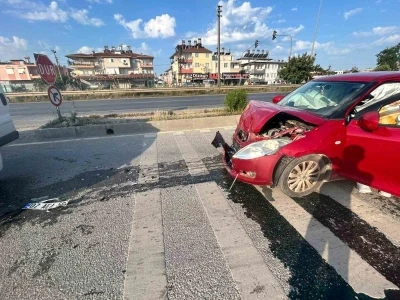Manavgat&rsquo;ta otomobil ile kamyonet &ccedil;arpıştı: 1 yaralı
