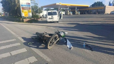 Manavgat&rsquo;ta ticari araca arkadan &ccedil;arpan motosiklet s&uuml;r&uuml;c&uuml;s&uuml; yaralandı
