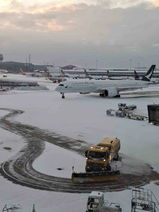 Manchester Havalimanı&rsquo;nda pistler karla kaplandı, u&ccedil;uşlar durduruldu
