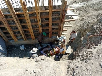 Manevra yapan elektrikli motosiklet k&ouml;pr&uuml; inşaatına d&uuml;şt&uuml;: 1 yaralı
