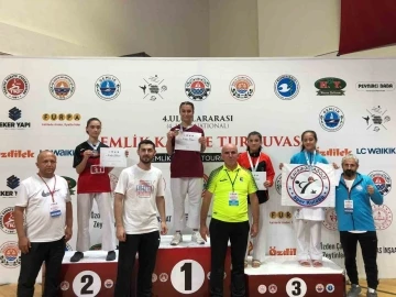 Manisa BBSK Karate Takımı, 143 kul&uuml;p arasında 10. oldu
