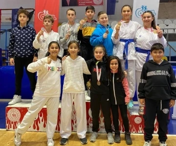 Manisa BBSK Karate takımı sporcularından b&uuml;y&uuml;k başarı