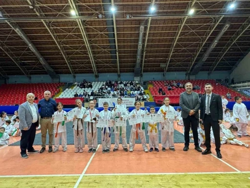 Manisa BBSK&rsquo;lı karateciler bir &uuml;st kuşağa terfi etti
