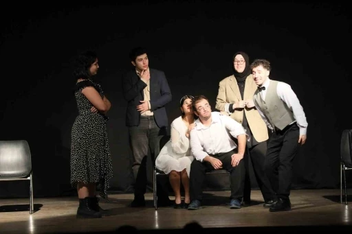 Manisa CB&Uuml;&rsquo;l&uuml; &ouml;ğrencilerin sahnelediği &lsquo;&Ccedil;ılgın D&uuml;nya&rsquo; kırdı ge&ccedil;irdi
