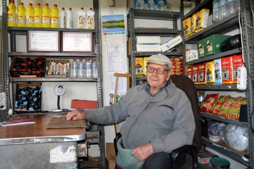 Manisa&rsquo;da 82 yıllık esnaf &ccedil;alışma azmiyle g&ouml;z dolduruyor
