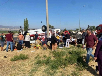 Manisa&rsquo;da ambulans otomobille &ccedil;arpıştı: 2&rsquo;si ağır 7 yaralı