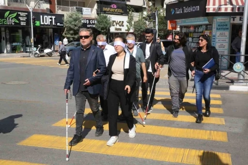 Manisa&rsquo;da beyaz bastonla farkındalık y&uuml;r&uuml;y&uuml;ş&uuml;
