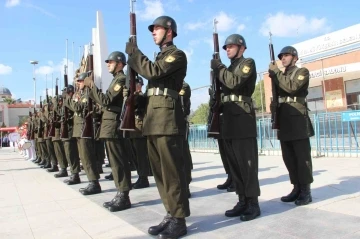 Manisa&rsquo;da Cumhuriyet&rsquo;in 100. yılı kutlamaları 21 pare top atışıyla başladı
