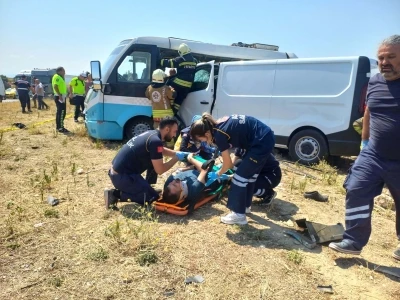 Manisa&rsquo;da iki minib&uuml;s &ccedil;arpıştı; &ouml;l&uuml; ve yaralılar var