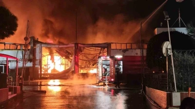 Manisa&rsquo;da İnci Ak&uuml; farikasında yangın