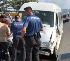 Manisa&rsquo;da iş&ccedil;i servisi ağaca &ccedil;arptı: 8 yaralı