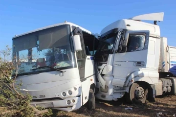 Manisa&rsquo;da iş&ccedil;i servisi ile tır &ccedil;arpıştı: 1&rsquo;i ağır 23 yaralı
