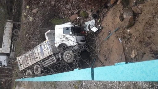 Manisa&rsquo;da kamyon &rsquo;G&ouml;rdes &Ccedil;ayına&rsquo; u&ccedil;tu: 2 yaralı
