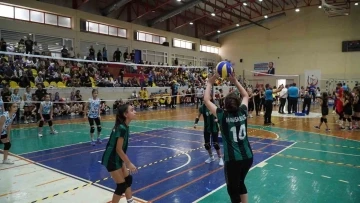 Manisa&rsquo;da mini voleybol şenliği coşkuyla yapıldı
