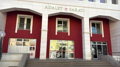 Manisa'da okulda Atat&uuml;rk'e hakaret ettiği &ouml;ne s&uuml;r&uuml;len &ouml;ğretmen tutuklandı