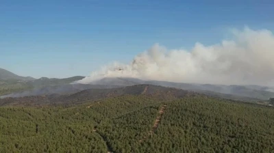 Manisa'da orman yangını s&uuml;r&uuml;yor, 4 mahalle daha boşaltıldı