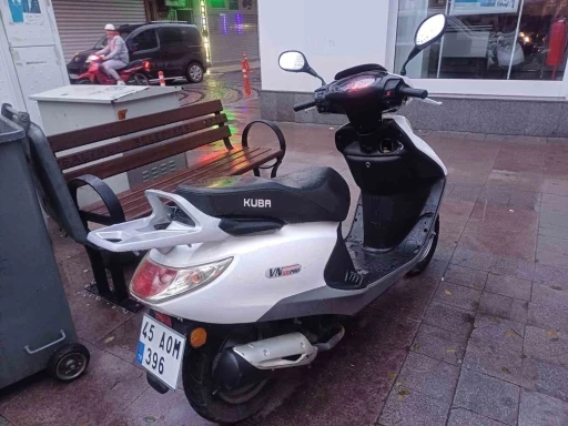 Manisa&rsquo;da park halindeki motosiklet &ccedil;alıntı &ccedil;ıktı
