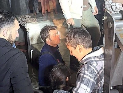 Manisa&rsquo;da selde mahsur kalan 11 kişilik aile kurtarıldı